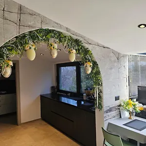 Apartman Arena Prestige, Póla